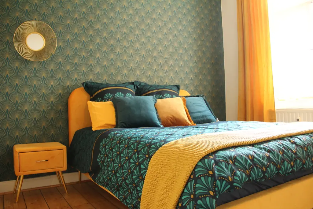 Schlafzimmer NY Loft mit Art-déco-Tapete