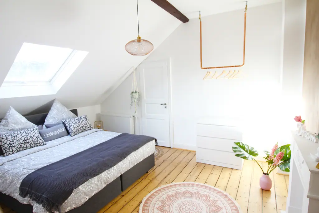 Schlafzimmer Boho unter dem Dachfenster
