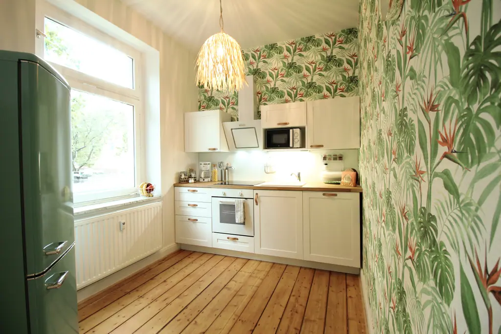 Küche Tropical mit grünem Retro-Kühlschrank