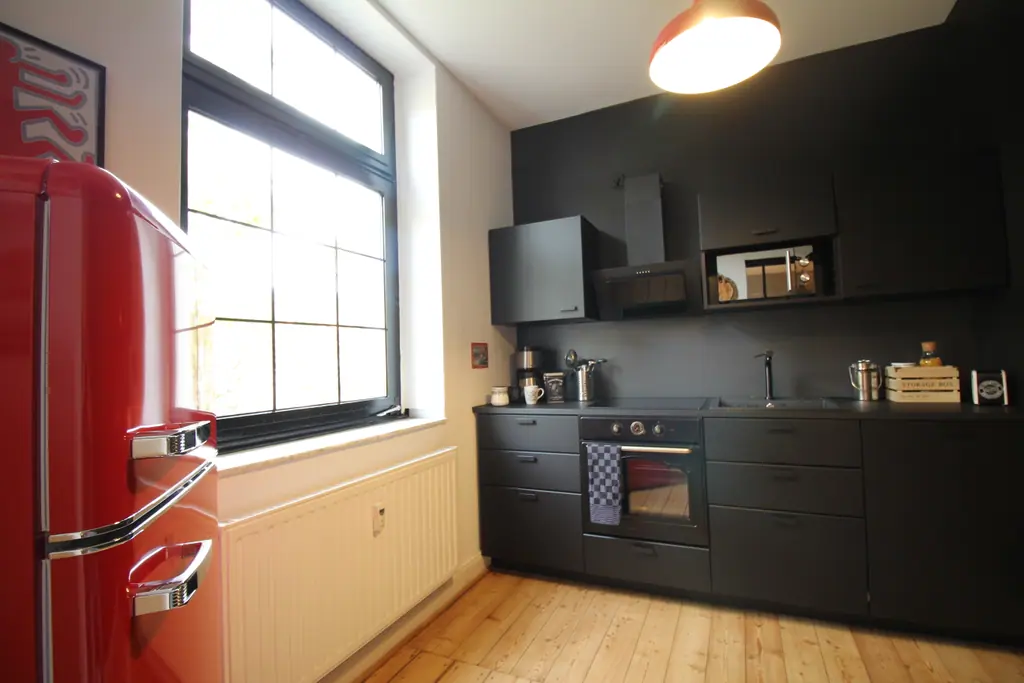 Schwarze Küche NY Loft mit rotem Kühlschrank