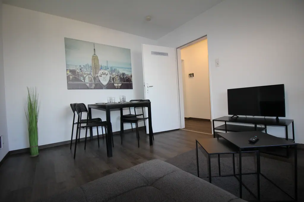Rooftop Lodge: Wohnbereich mit Esstisch und Sofa