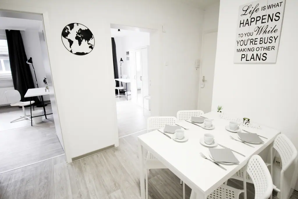 City Team Lodge: Essbereich mit Blick in die Küche