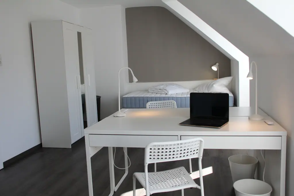 Rooftop Lodge: Schlafzimmer mit Schreibtisch