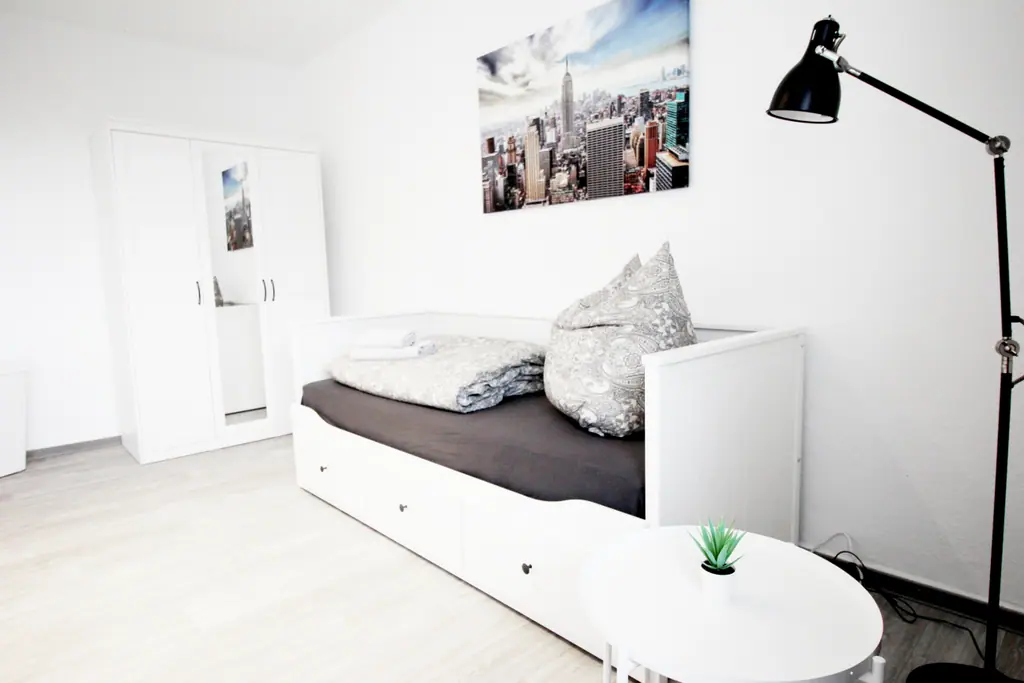 City Team Lodge: Schlafzimmer mit Skyline-Bild