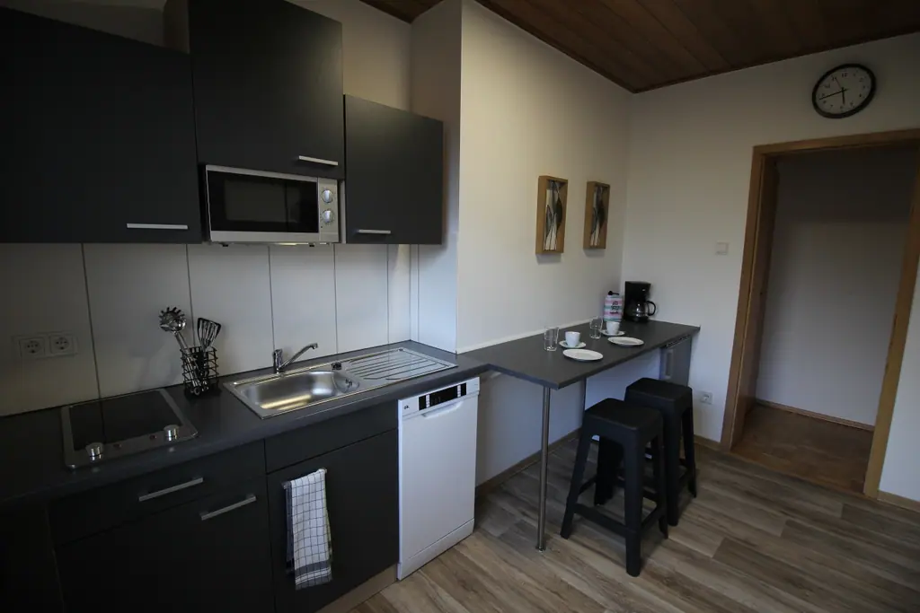 Africa Lodge: Küche mit Barhockern